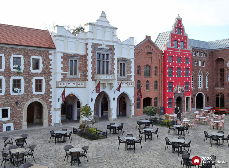 Historischer Altstadthof mit Backsteinfassaden, Cafétischen und farbigen Giebelhäusern im europäischen Stil der Hanse in Europa