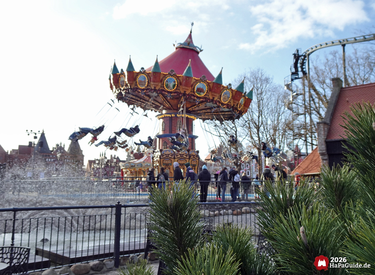 Kettenkarussell Hanse-Flieger mit fliegenden Sitzen und Zuschauenden im Hansa Park