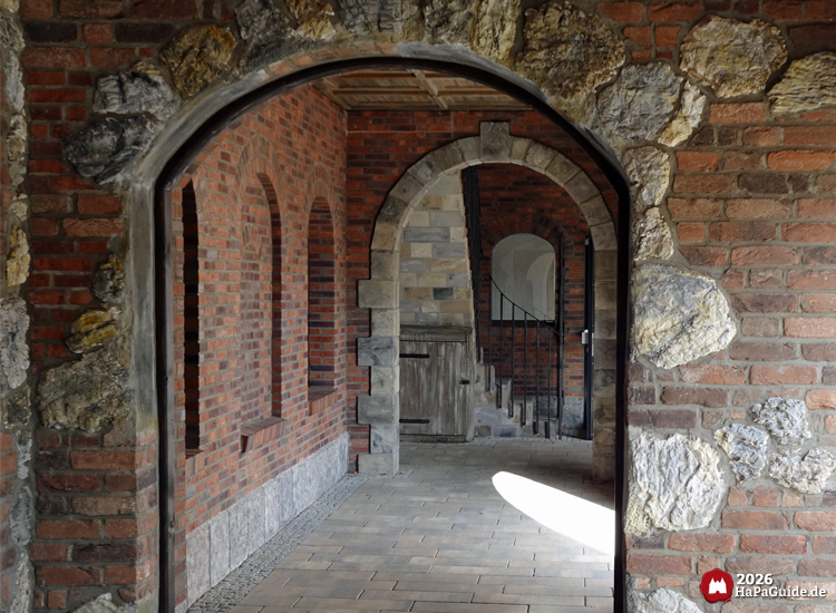 Historischer Backstein Durchgang mit Steinbögen und beleuchtetem Korridor in der Hanse in Europa