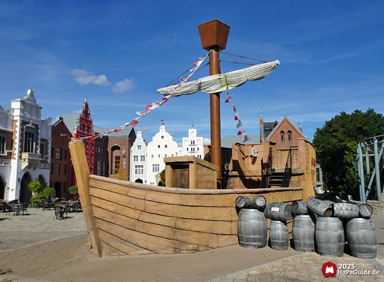 Große Hansekogge im Themenbereich Hanse in Europa im Hansa-Park vor bunten Giebelhäusern