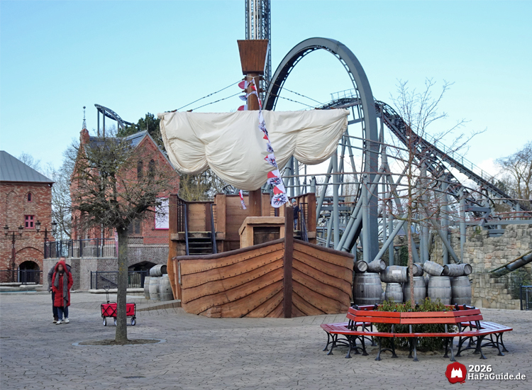 Hansekogge vor Looping Nessies im Hansa-Park Themenbereich Hanse in Europa
