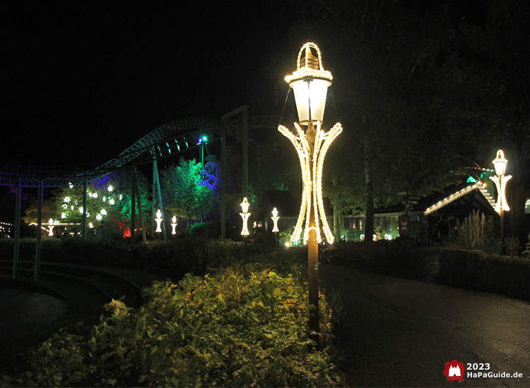 Laternen leuchten im Hansa-Garten