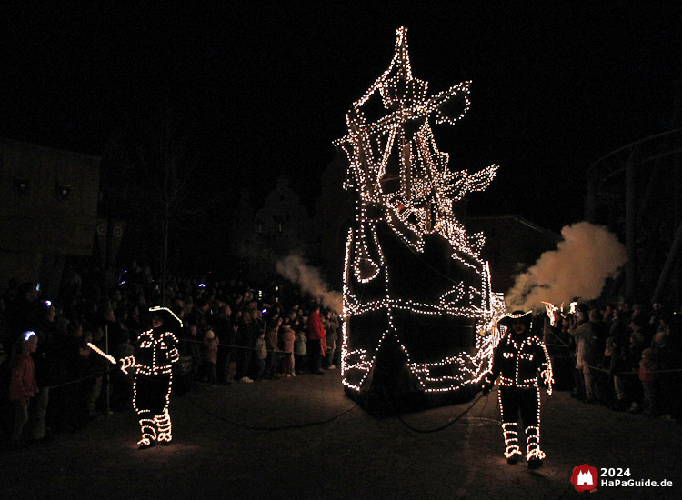 Herbstzauber am Meer - Lichterparade Rauch feuerndes Piratenschiff