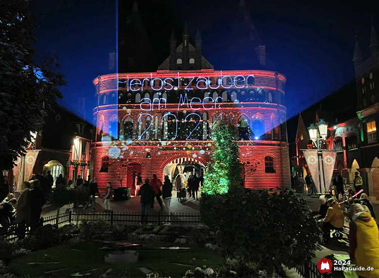 Herbstzauber am Meer - Holstentor mit Laserschriftzug Herbstzauber am Meer 2024