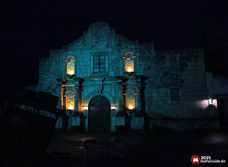 Herbstzauber am Meer - Die beleuchtete Fassade des Fort Alamo