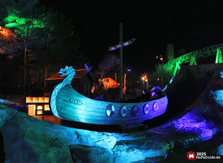 Herbstzauber am Meer - Blau beleuchtetes Schiff Fenya in seiner Station