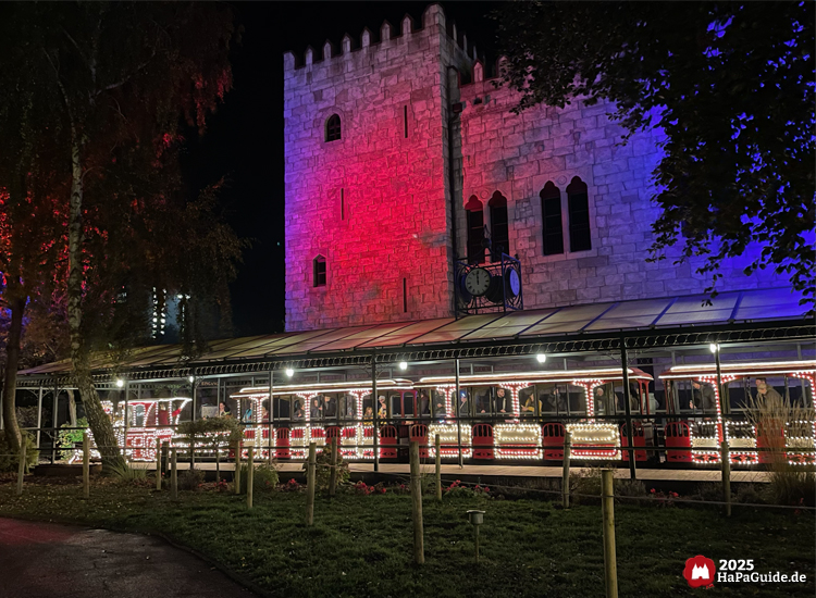 Herbstzauber am Meer - Der Lichterzug im Bahnhof Hansa-Garten vor dem beleuchteten Palacio de Braga