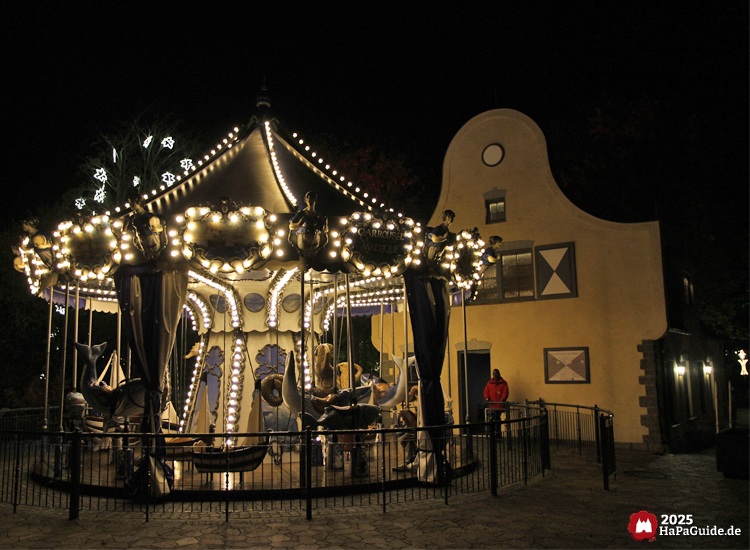 Herbstzauber am Meer - Beleuchtetes Carrousel Baltique bei Dunkelheit