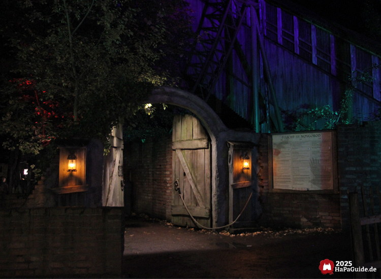 Herbstzauber am Meer - Beleuchtetes Zugangstor zur Flucht von Novgorod