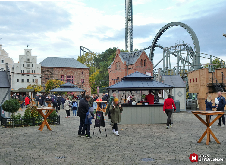 Herbstzauber am Meer - Food Dorf mit Nessies Looping im Hintergrund