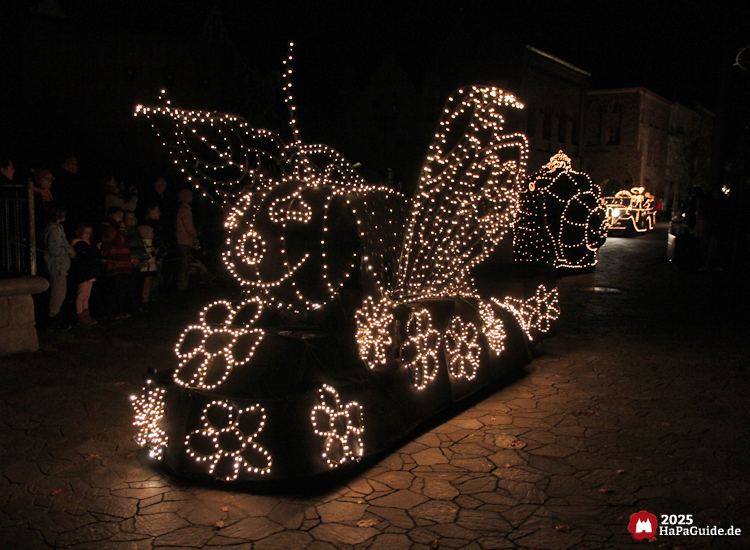 Herbstzauber am Meer - Weiß leuchtender Schmetterling bei der Lichterparade
