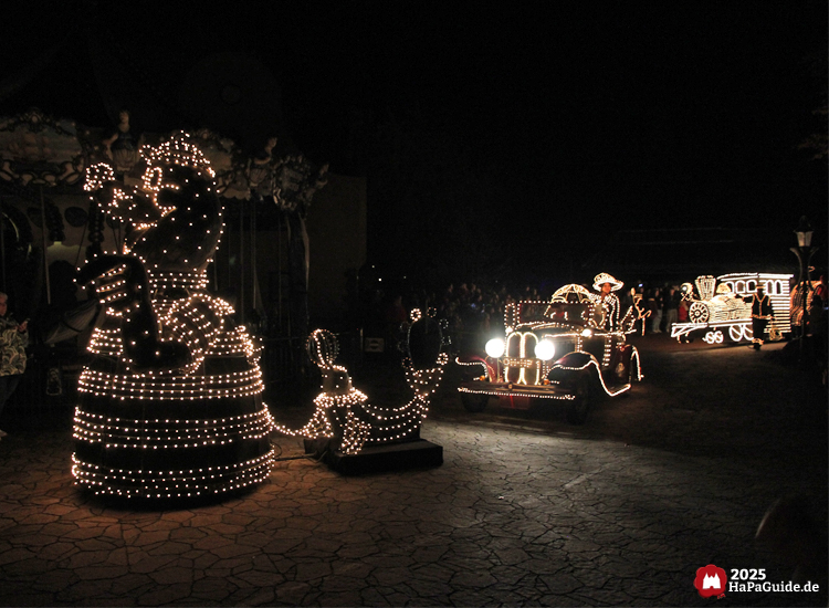 Herbstzauber am Meer - Wagen der Lichterparade fahren hintereinander her