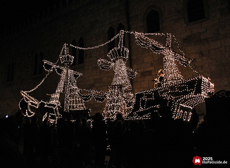 Herbstzauber am Meer - Das gigantische Piratenschiff der Lichterparade von der Seite