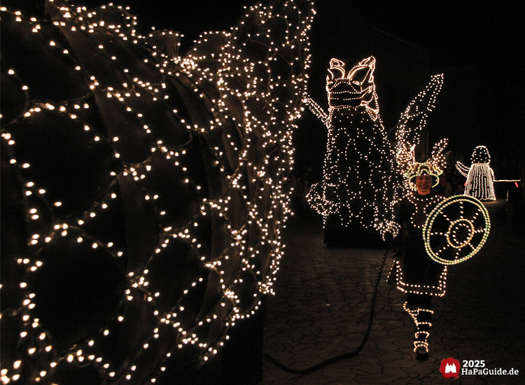 Herbstzauber am Meer - Seeungeheuer und Wikinger leuchten bei der Lichterparade