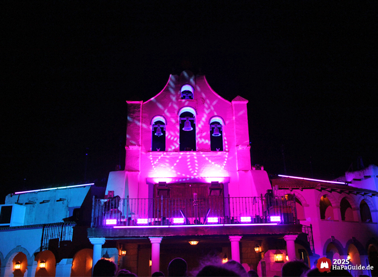 Herbstzauber am Meer - Rosa-Blau beleuchteter Glockenturm der Arena del Mar