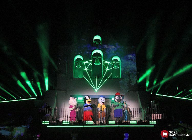 Herbstzauber am Meer - Ein grüber Smarakt wird auf dem Glockenturm der Arena del Mar eingeblendet