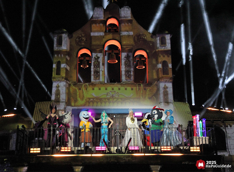 Herbstzauber am Meer - Alle Darstellenden der Abendshow verabschieden sich vom Balkon der Arena del Mar