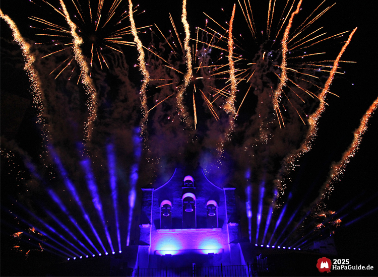 Herbstzauber am Meer - Hinter der blauen Arena del Mar explodieren goldene Raketen