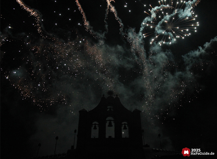 Herbstzauber am Meer - Der schwarze Himmel erhellt durch explodierende Raketen