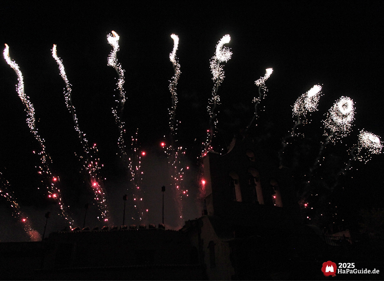 Herbstzauber am Meer - Leuchtspiralen schrauben sich in den Himmel hinter der Arena del Mar