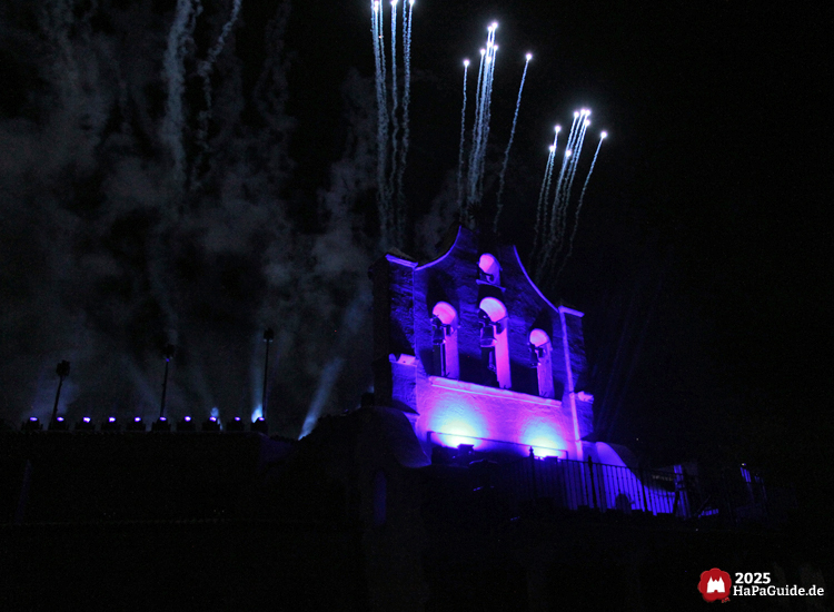 Herbstzauber am Meer - Raketen steigen hinter dem blau beleuchteten Glockenturm der Arena del Mar auf