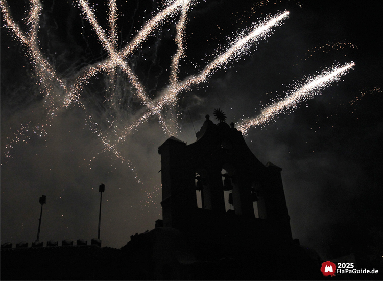 Herbstzauber am Meer - Goldene Raketenschweife kreuzen sich hinter der Arena del Mar