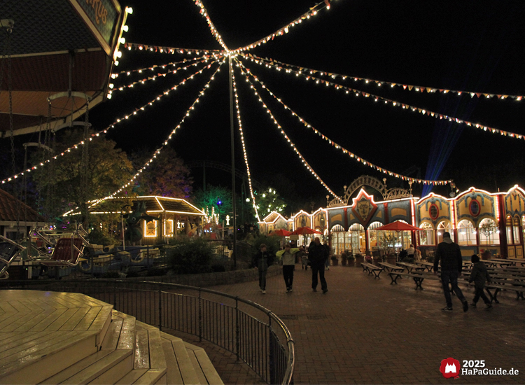 Herbstzauber am Meer - Der Alte Jahrmarkt von Lichterketten überspannt