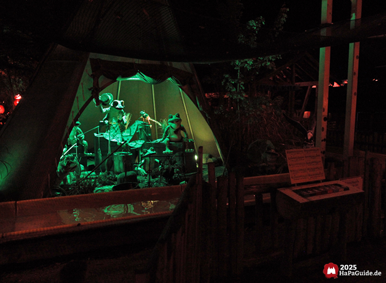 Herbstzauber am Meer - Grün beleuchtete Froschkapelle in ihrem Tipi