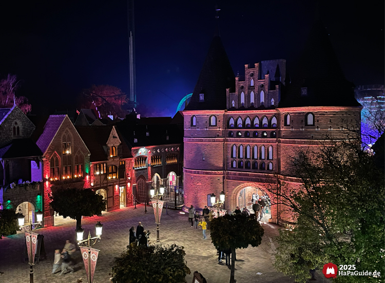 Herbstzauber am Meer - Der beleuchtete Vorplatz zum Hansa-Park