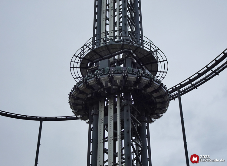 Highlander - Leere Gondel bei grauem Himmel