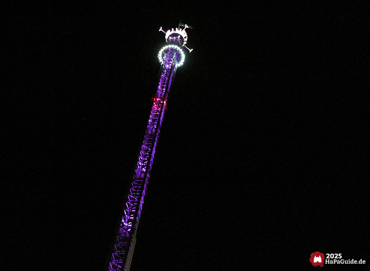 Highlander - Der purpur beleuchtete Turm während des Herbstzaubers am Meer