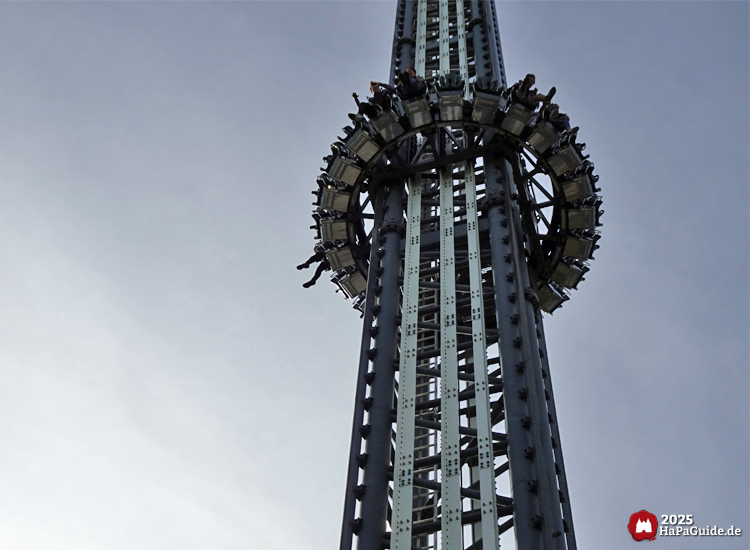 Highlander - Die silber glänzende Fahrkanzel von unten