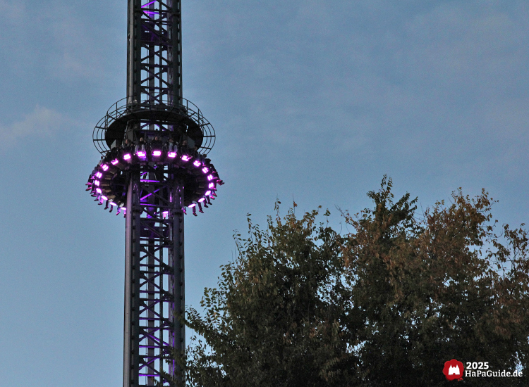 Highlander - Die beleuchtete Gondel schraubt aufwärts