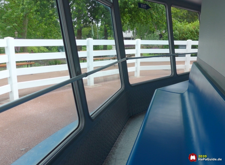 Innenansicht der 360 Grad Drehkabine mit blauer Bank und großen Fensterscheiben