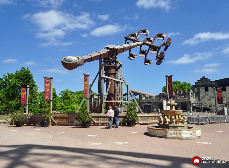 Kärnapulten - Platz mit Brunnen vor dem drehenden Kärnapulten