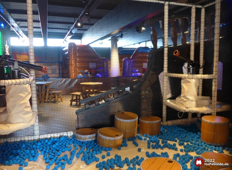 Softball-Arena mit luftgepolsterten Fässern und blauen Bällen