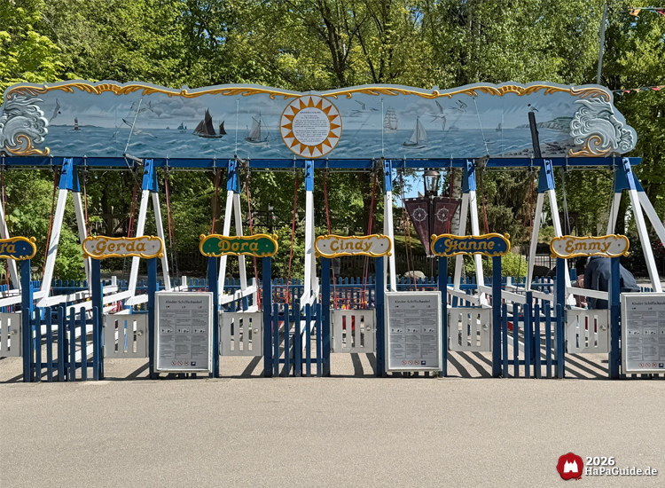 Reihe der Kinder-Schiffschaukeln im Hansa-Park mit den Namen Gerda, Dora, Cindy, Hanne und Emmy, maritime Bemalung mit Segelschiffen und goldener Verzierung über den Schaukeln