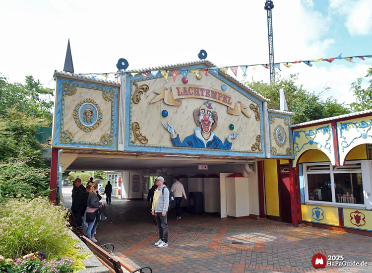Lachtempel - Zerrspiegelgalerie als Durchgang zum Hansa-Garten