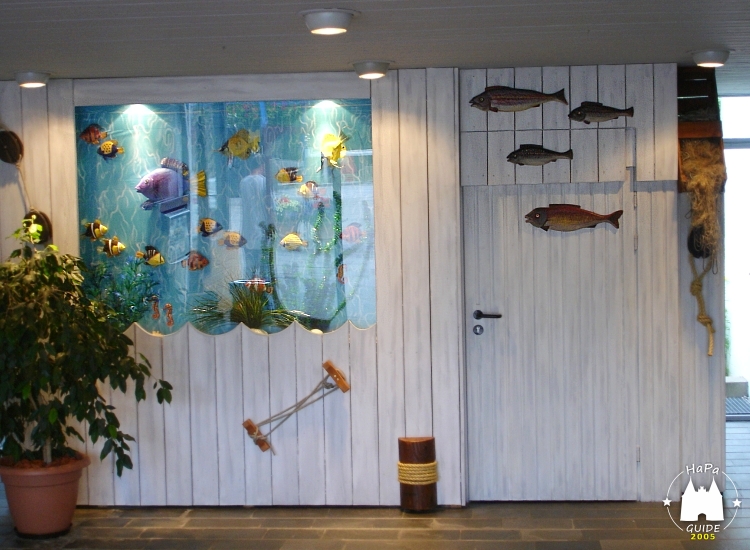 Eine Holzwand gestaltet wie ein Aquarium