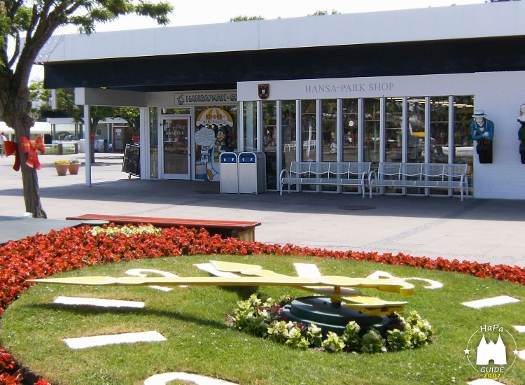 Der Hansa-Park Shop in einem weißen Flachdachgebäude