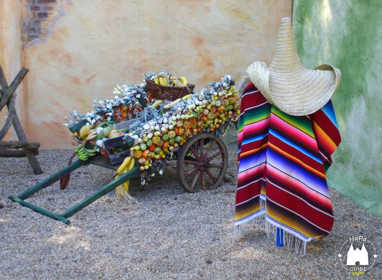 Mexikanische Dekoration mit Sombrero, Poncho und Marktwagen
