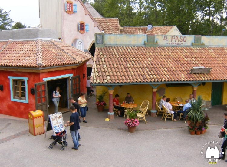 Der Ride-Shop Flucht von Novgorod neben der Fassade des El Paso Express
