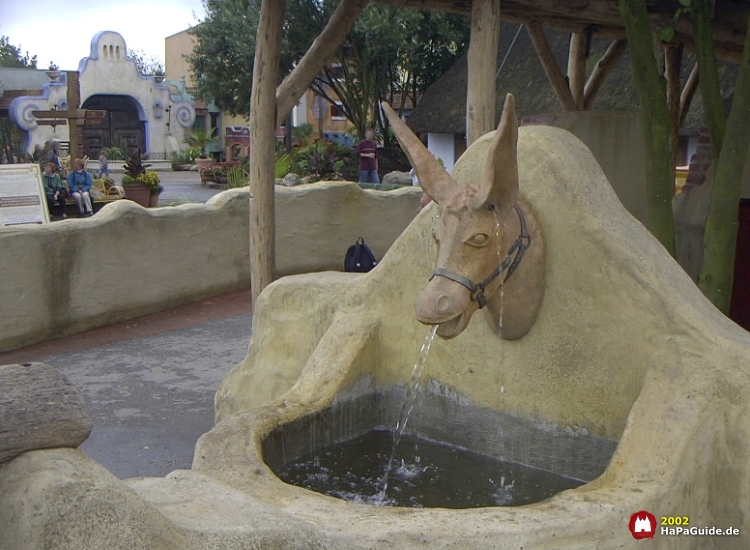 Wasser plätschert aus einem Eselkopf