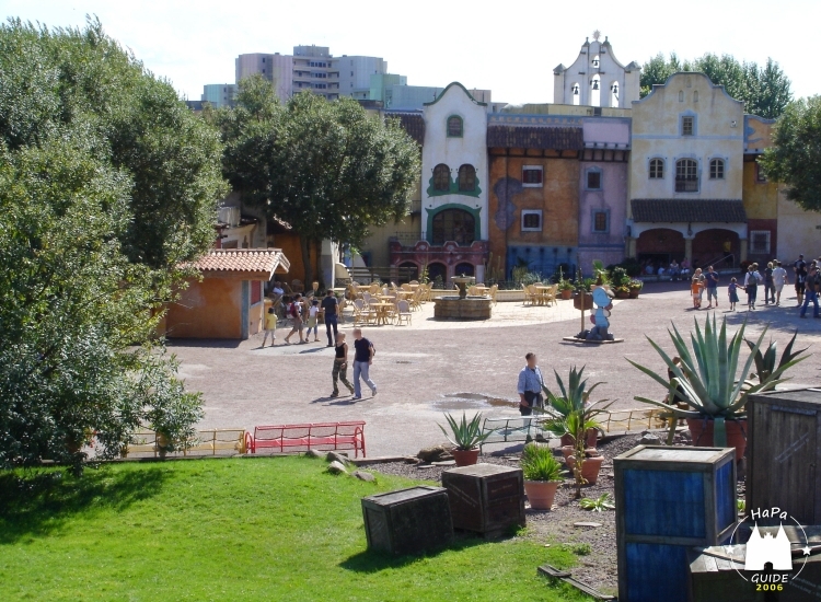 Blick über den Platz auf die Kulisse des Plaza San Antonio