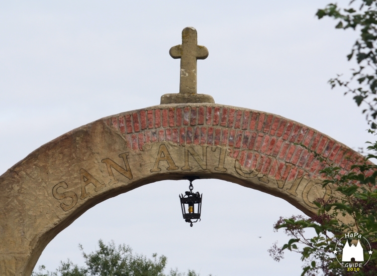 Auf dem Tor zum Plaza San Antonio thront ein Kreuz
