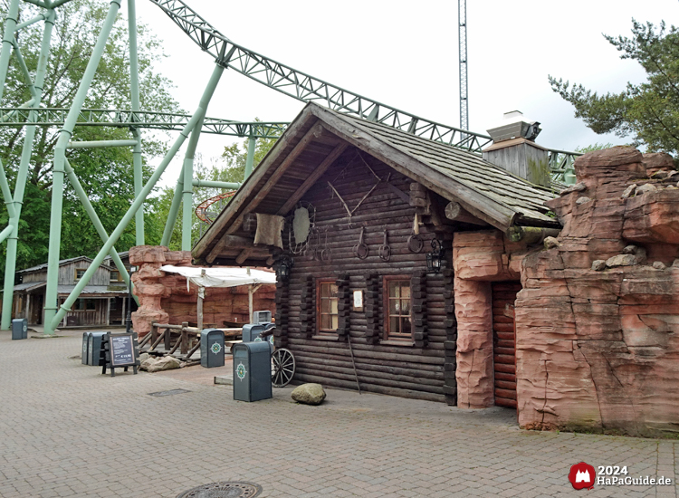 Miner's Camp - Seitenansicht Blockhaus zwischen roten Felsen