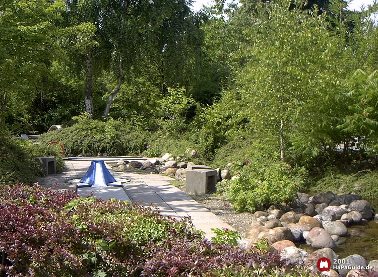 Eine der Minigolfbahnen inmitten des grünen Hansa-Gartens
