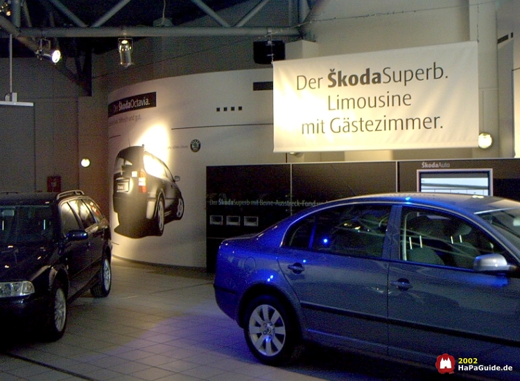 Zwei Autos der Skoda Automobilausstellung