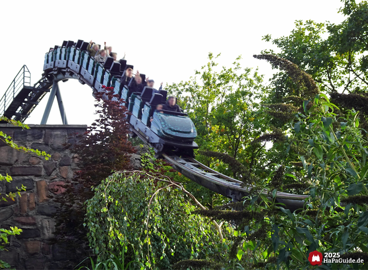 Nessie - Der grüne Zug fährt den Airtime Hügel hinab