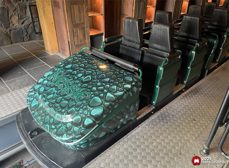 Nessie - Front grüber Achterbahnzug